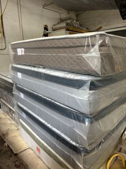 Queen Size Mattress Pillow Top 12"    new mattress in a plastic sealed