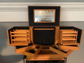 JEWELRY BOX WITH A LARGE CAPACITY WITH IN A SMALL BOX.