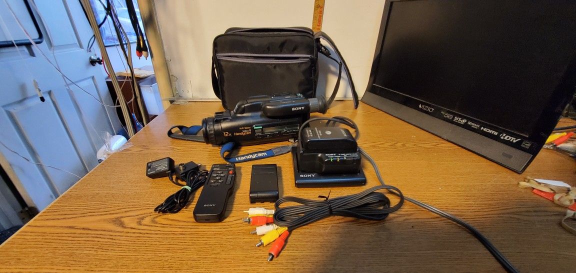 Sony CCD-FX620 Video8 Camcorder Kit. Must Watch Video Demo