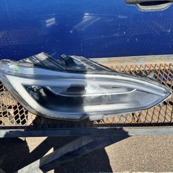 Tesla Model S -headlight