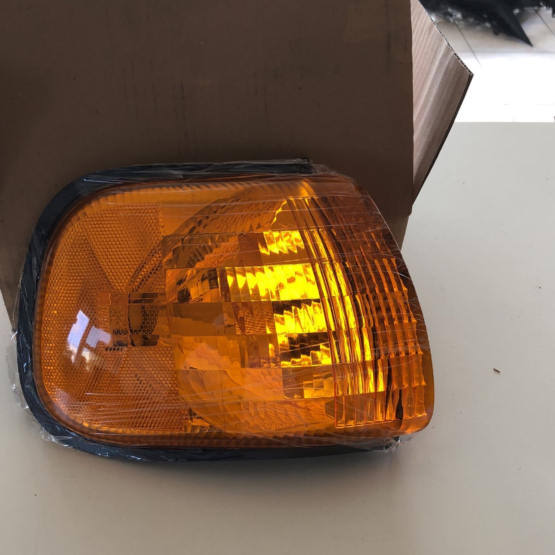 CR DODGE VAN 1998 To 2002 Parked Signal Lamp Passenger Side Assembly