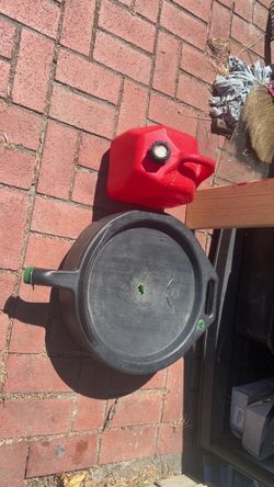 Gas can and oil pan