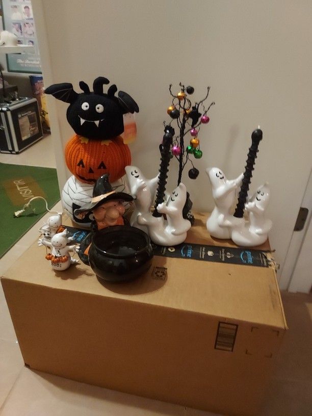 HALLOWEEN DECORATIONS 🎃 2 GHOSTS WITH CANDLES, ETC MAKE OFFER 