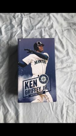 Griffey replica Statue