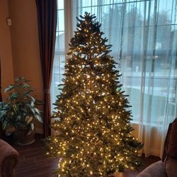 Pre-lit Christmas tree 7.5 ft tall