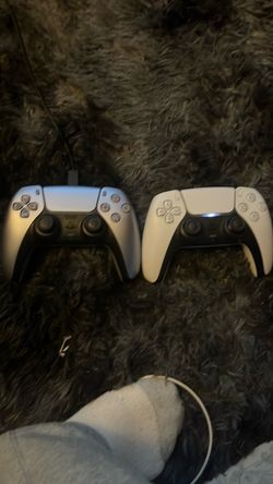 PlayStation 5 original disk version with 2 controllers still new great condition