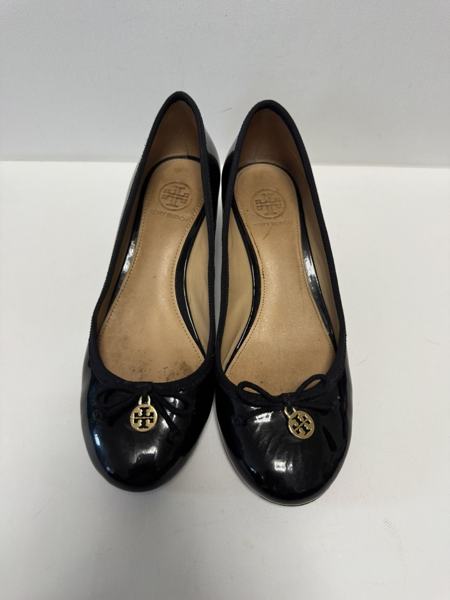 TORY BURCH Women’s Size 7M Black Patent Leather Wedge Heels Bow Casual Shoes.