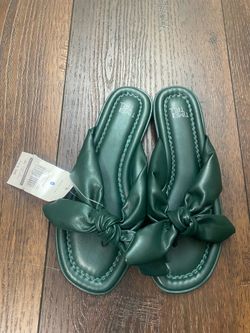NEW women’s green sandals size 6 by time and tru