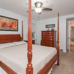 Traditional Solid Wood Queen Bedroom Set – 4-Poster Bed + Mattress 