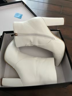 White boots size 7 in women’s