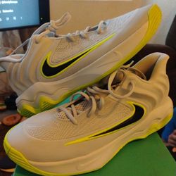 NIKE GIANNI'S IMMORTALITY 4
LIGHT SILVER VOLT