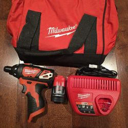 Milwaukee

M12 12V Lithium-lon Cordless 1/4 in. Hex Screwdriver Kit wit 1.5Ah Batterie