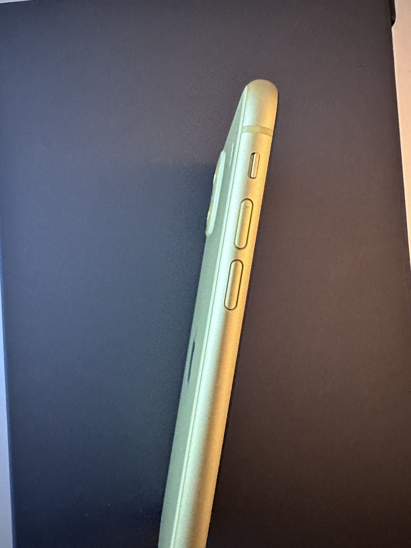 Iphone 11 Yellow 64GB ANY CARRIER YELLOW