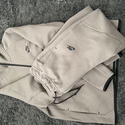 Nike Tech Fleece Full Zip Hoodie & Joggers Set – Grey/Taupe – Men’s Large