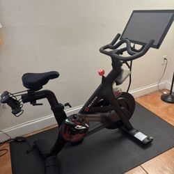 PELOTON BIKE