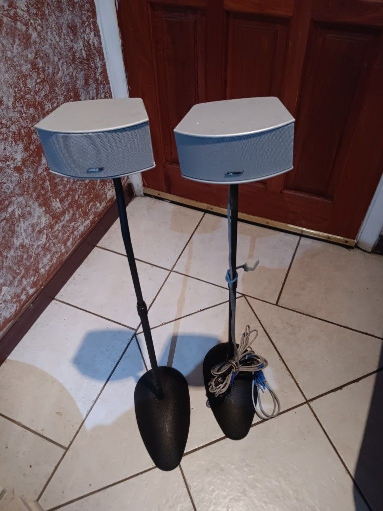 BOSE SPEAKERS WITH CABLE....SILVER COLOR
