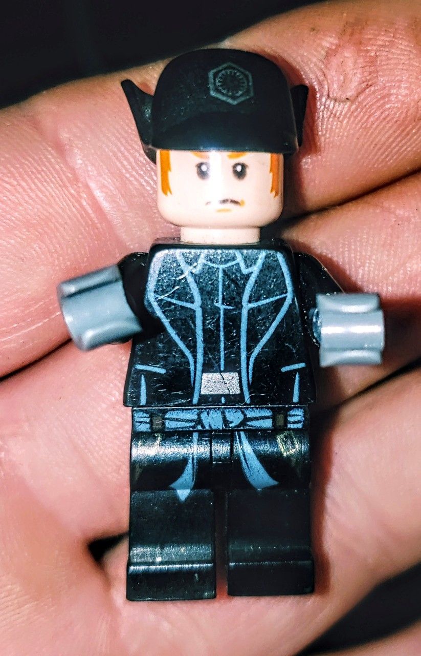 Lego Star Wars Minifigure General Hux Black Cap sw0662 w Blaster Ep. 7 for Sale in Albuquerque NM OfferUp