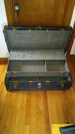 Metal Steamer Trunk with Interior Tray - Flat Top – Craze Furniture and  Antiques