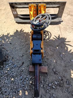 Bobcat D680 concrete breaker