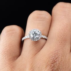 Round Diamond Halo Engagement Ring 