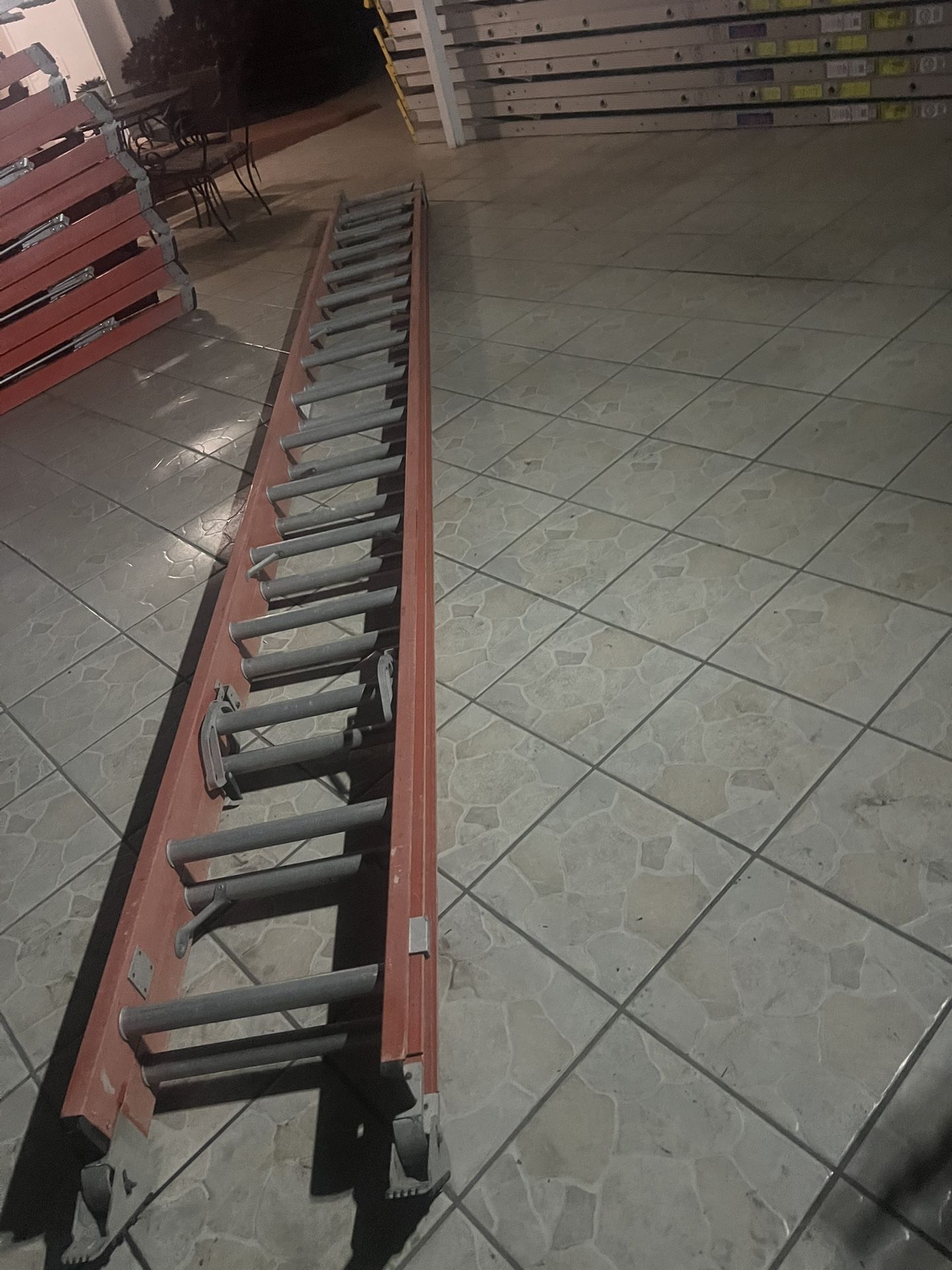 Escalera de 32 pies de fibra de vidrio perfectas, condiciones muy barata