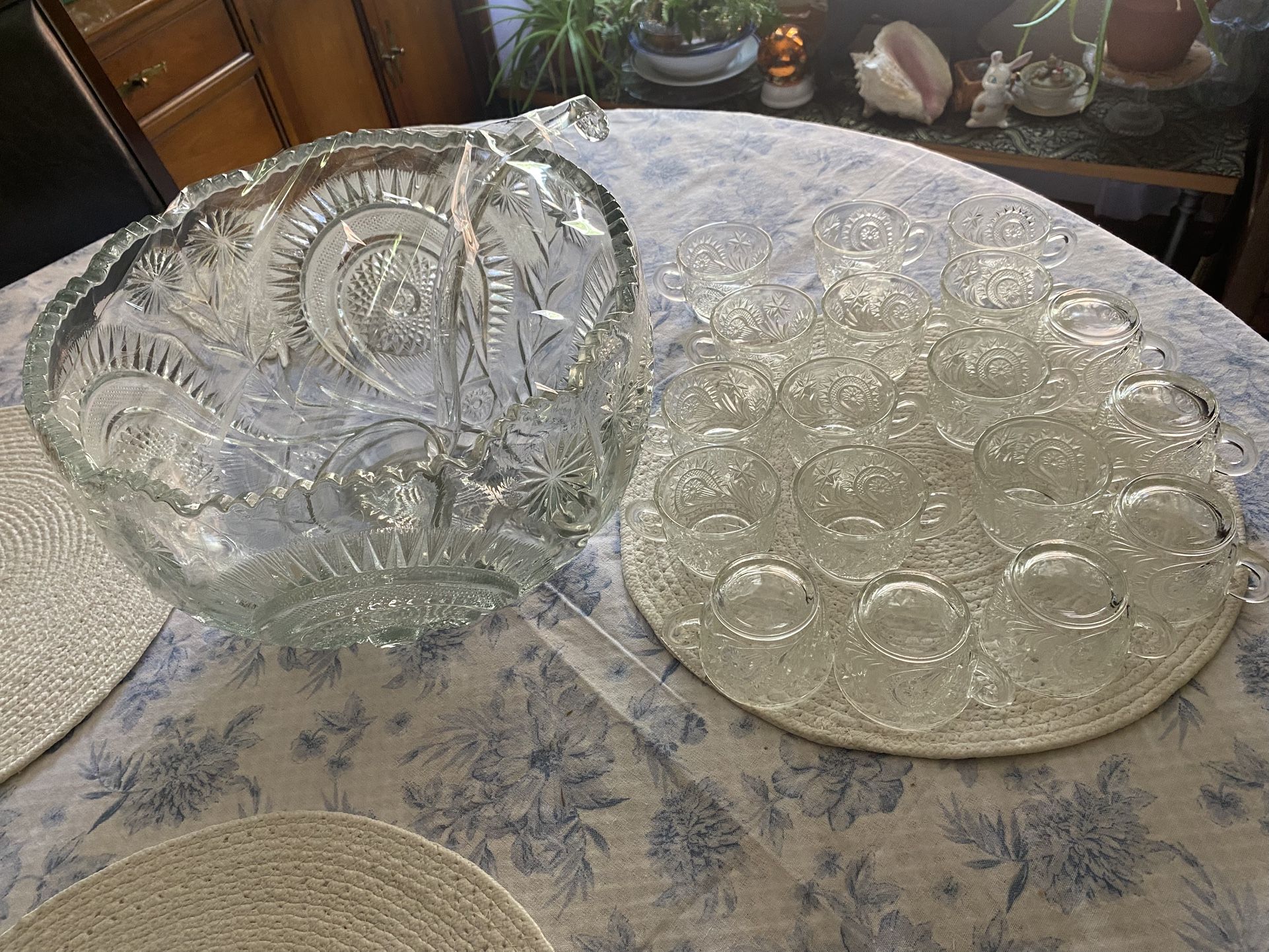 8 X 12 Vintage Punch Bowl With 18 Cups