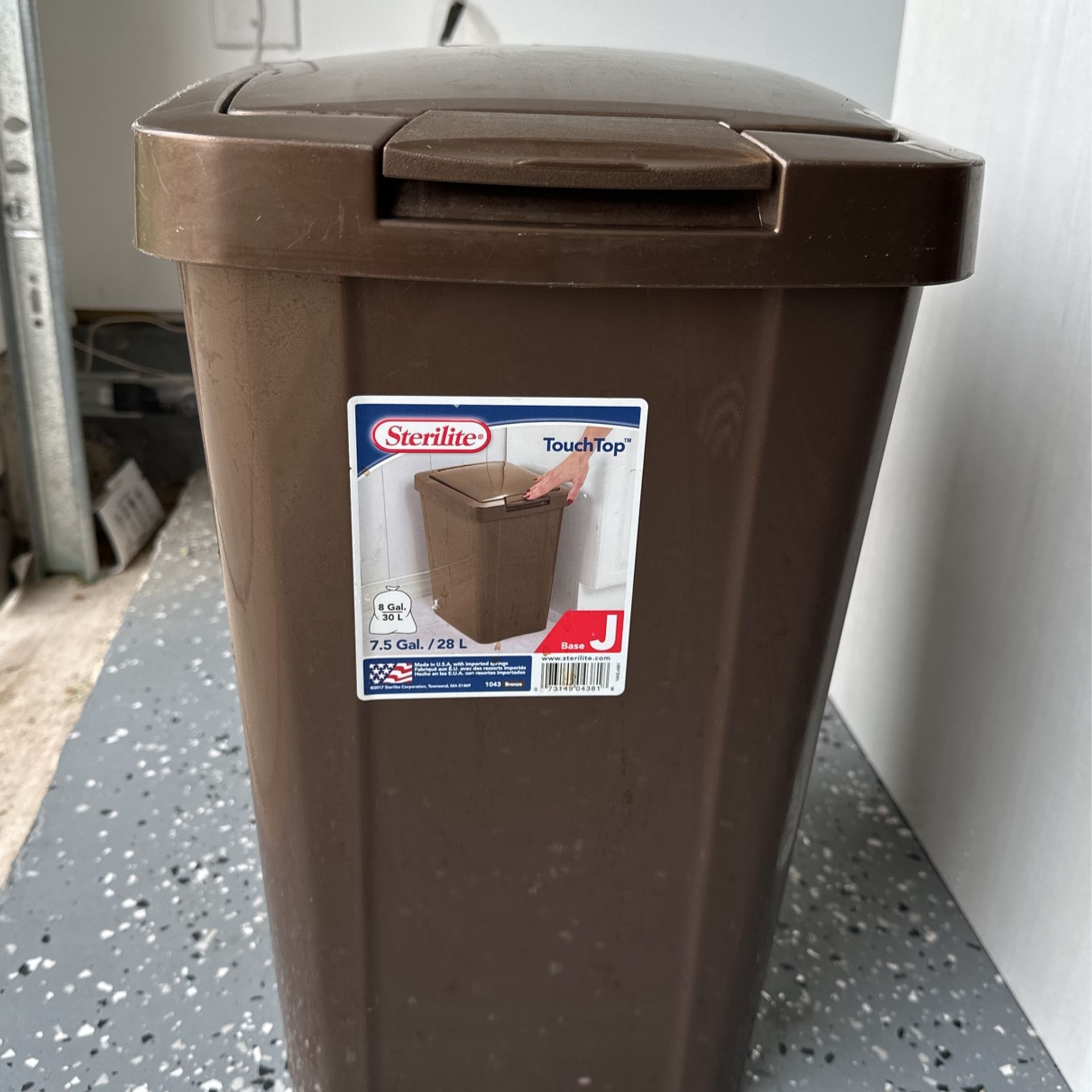 Sterilite 7.5 Gallon Trash Can, Bronze