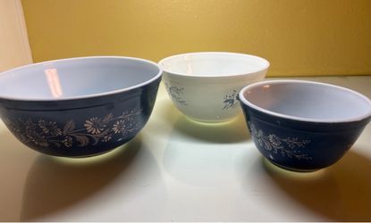 Pyrex Blue & White Set of 3 Colonial Mist Nesting Mixing Bowls