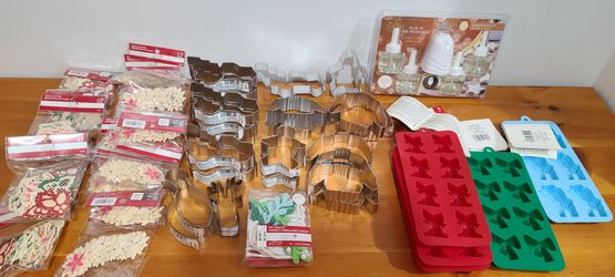 Christmas Cookie Cutters, Mold Trays, Table Runners, Silverware Holders & More New