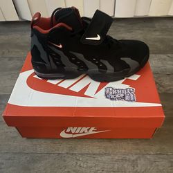 NIKE AIR DIMOND TURF- RED AND BLACK-SIZE 11.5