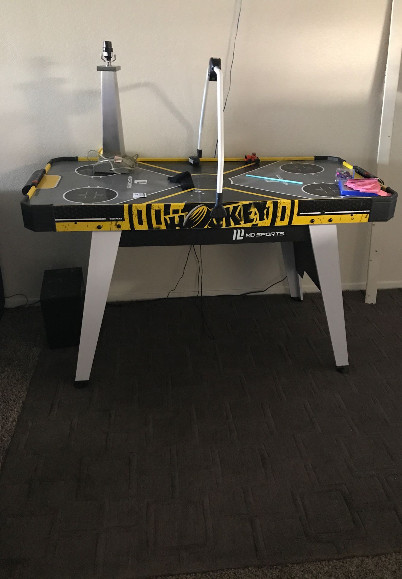 Air hockey table