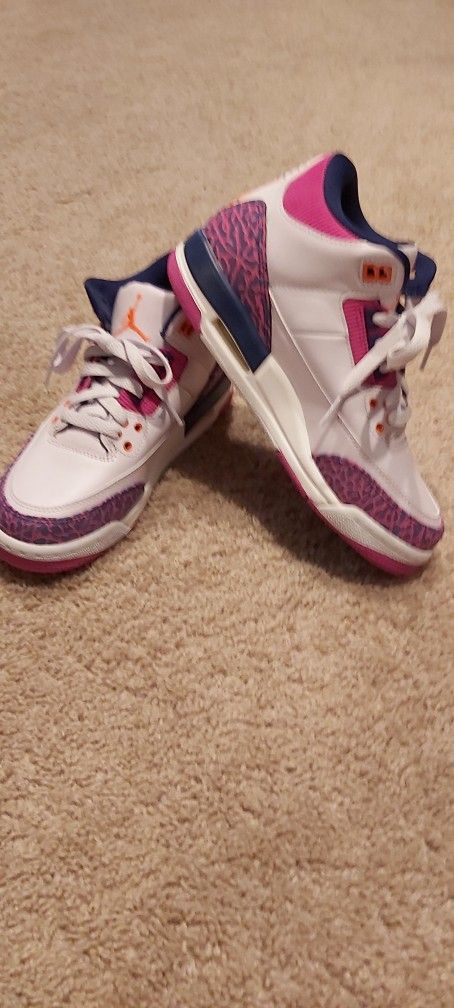 GIRLS AIR JORDAN RETRO 3

SIZE 4.5Y