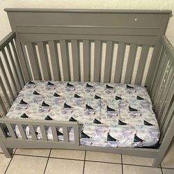 Toddler bed / crib, gray with like new mattress