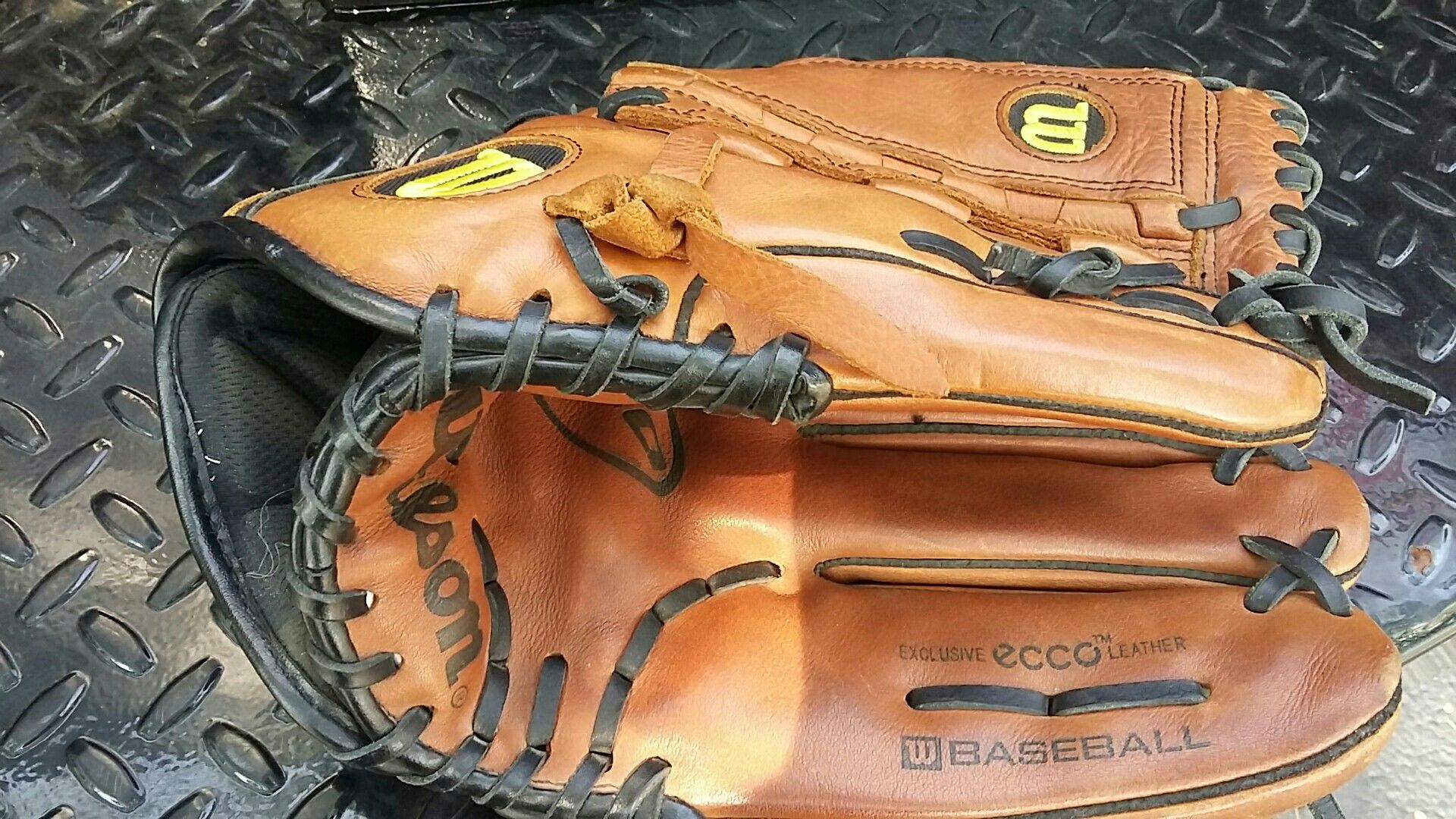 Wilson baseball glove A700