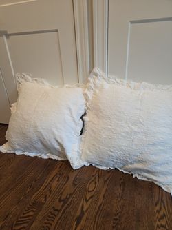 2 white pillows