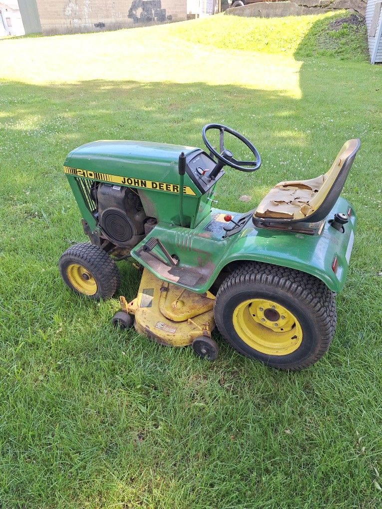 John Deere 210