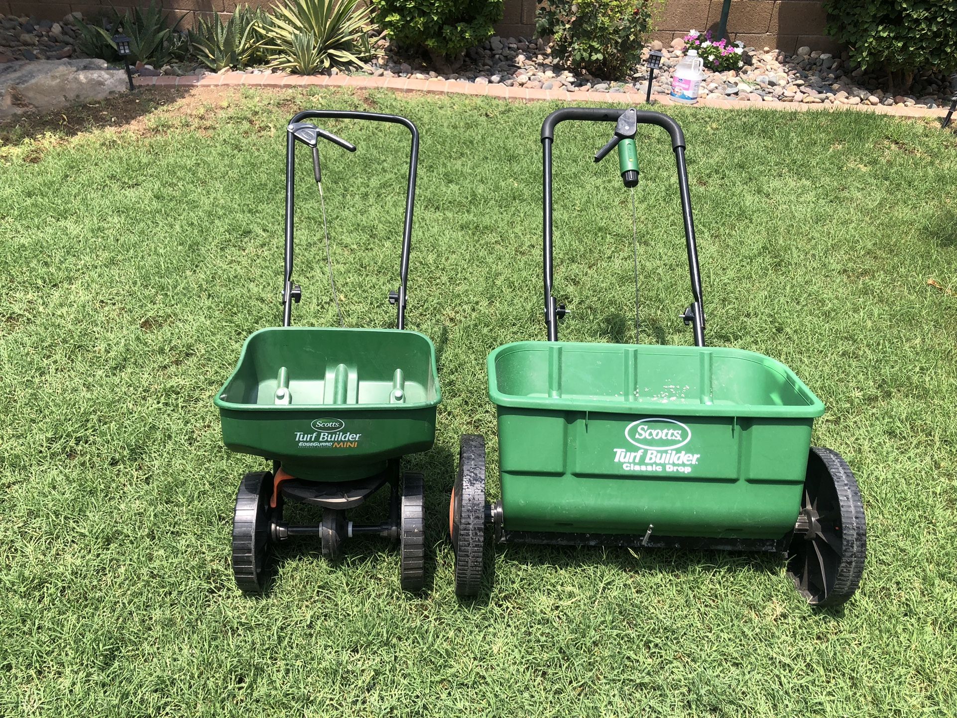 Scott’s Turf Builder Classic Drop Spreader and Scotts Turf Builder Edgeuard Mini