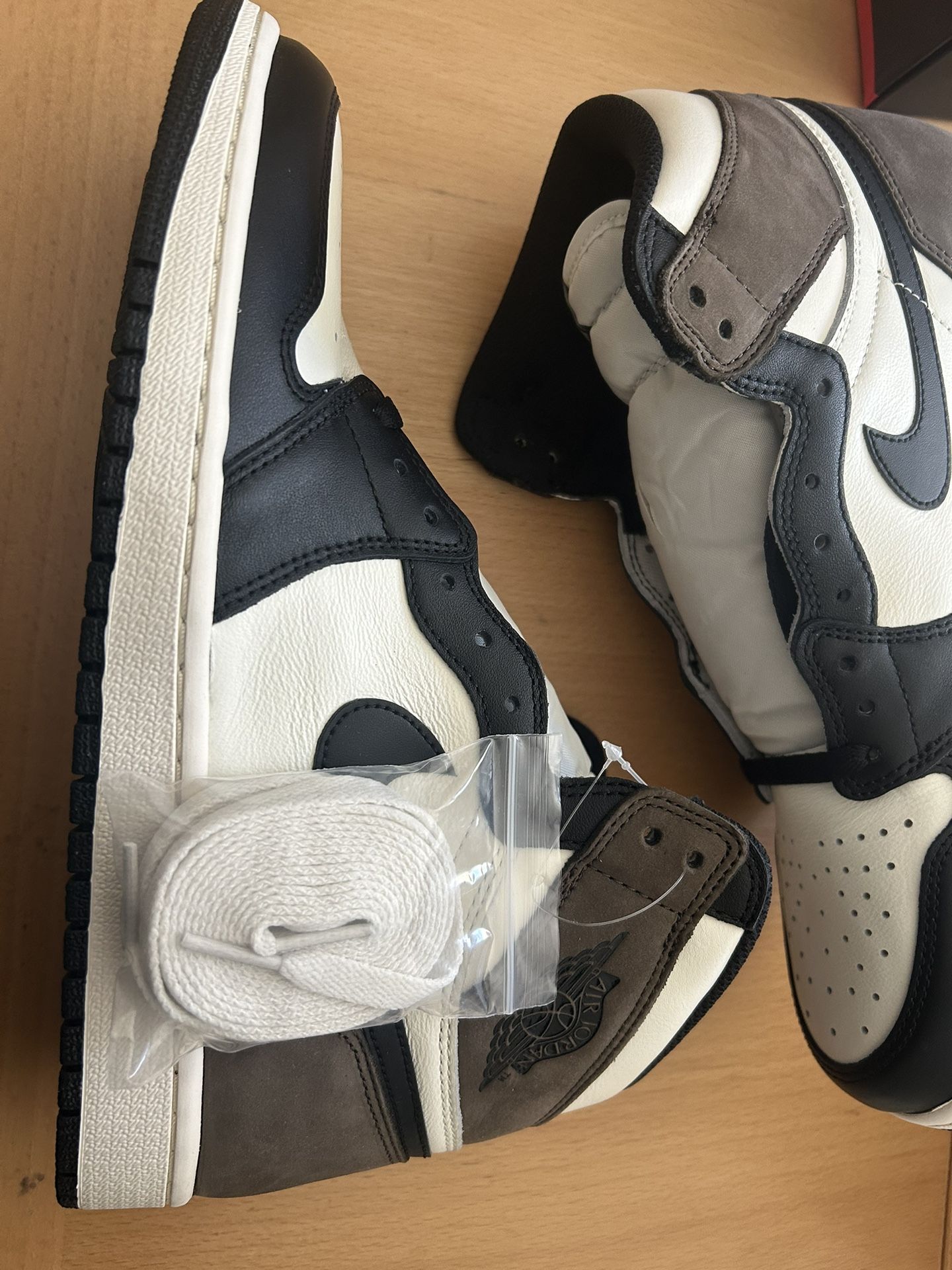 Air Jordan 1 Retro High OG Shoe Mocha