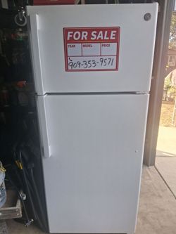 GE refrigerator freezer with ice maker