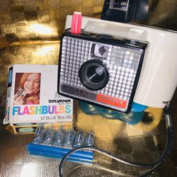POLAROID 1965 VINTAGE COLLECTORS “SWINGER INSTANT CAMERA “ MODEL 20 Weighs 21 OUNCES w/ SYLVANIA  BLUE DOT FLASHBULBS - SUPER CLEAN