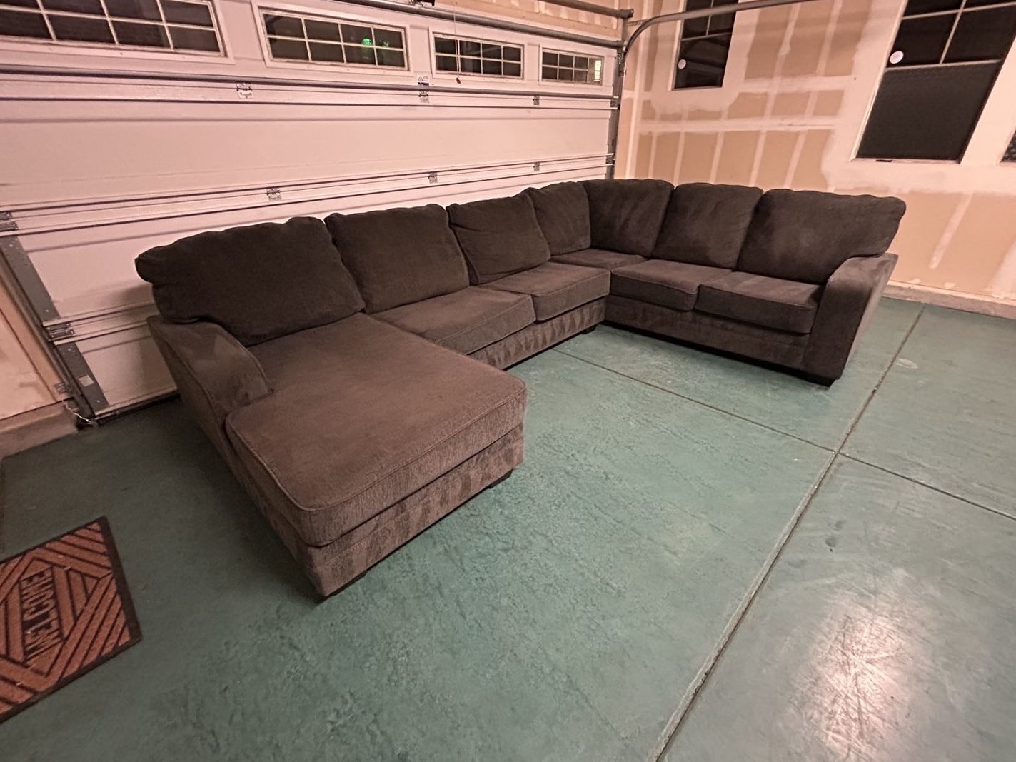 ✨ Large Grey 3-Piece Sectional Sofa w/ Right-Side Chaise – Great Condition + Delivery Available ✨