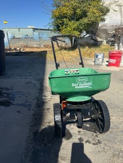 Scotts Turf Builder EdgeGuard Mini Broadcast Spreader