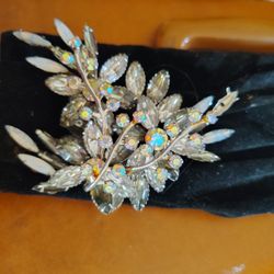 Brooch 