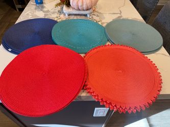 (21) Round Woven Placemats Set Mixed Colors