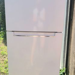 Magic chef Fridge 5ft-T 2ft-W 2.2ft-D