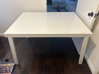 Expandable dining table