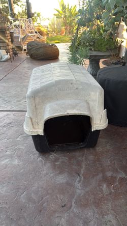Petmate Plastic Dog House
