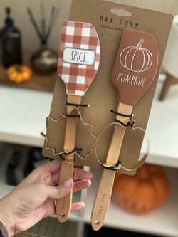 Rae Dunn Spatula and Cutter Set