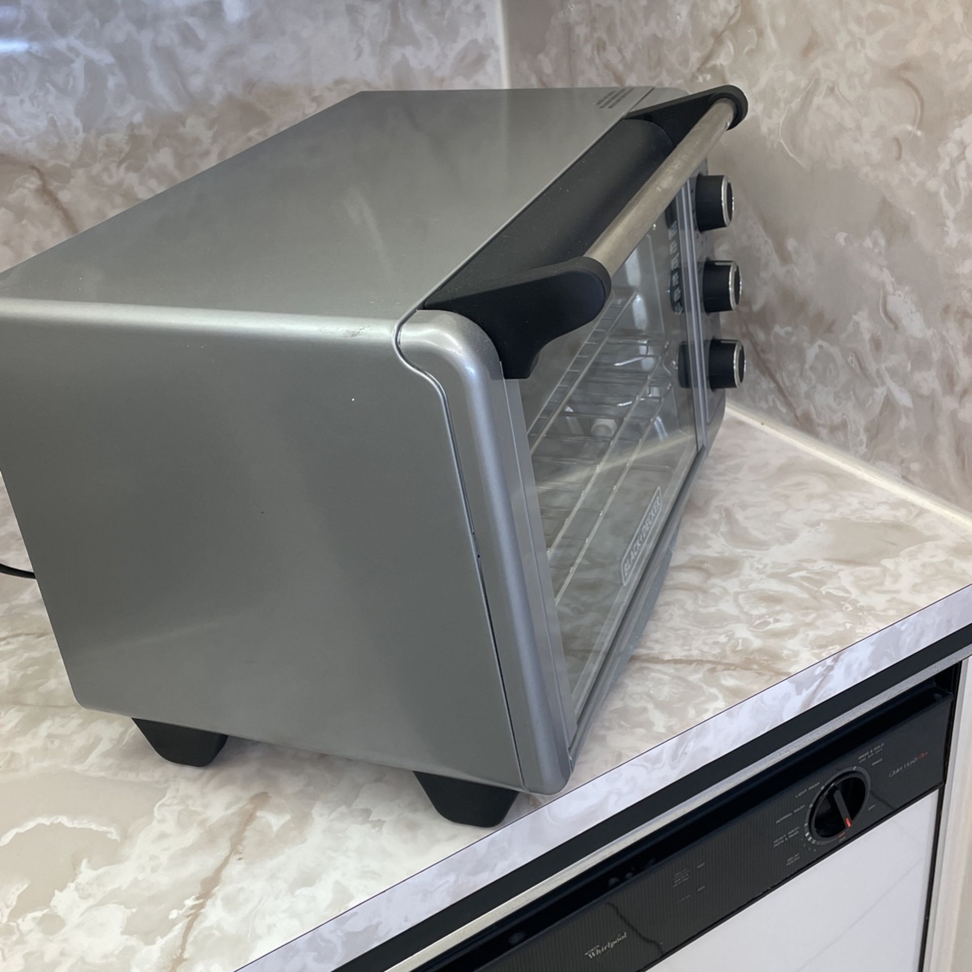 Black and decker. Toaster oven with timer. Bake broil works excellent