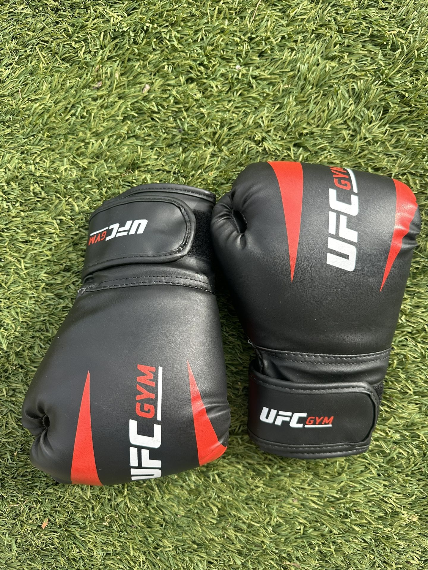 UFC Youth Boxing Gloves 8 Oz
